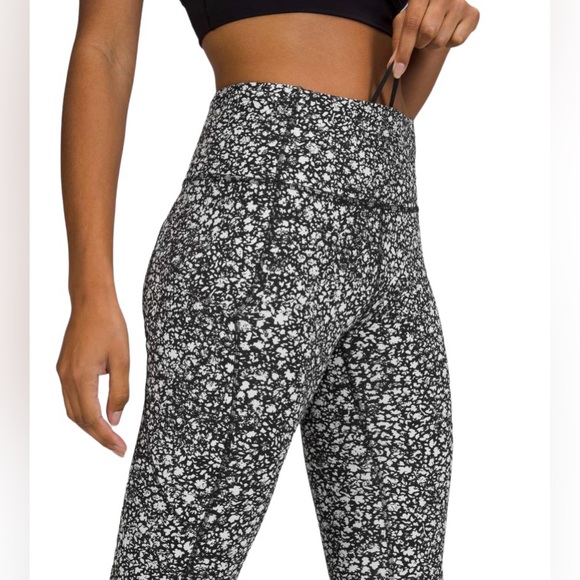 Lululemon Fast and Free High-Rise Tight in Venture Floral Alpine Size 20 - Picture 4 of 12